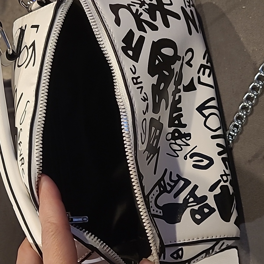 Woman's Graffiti Shoulder Bag (Paris Edition) - Picture 4 of 5